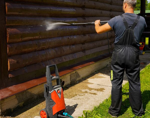 Log Home Pressure Washing in Leland